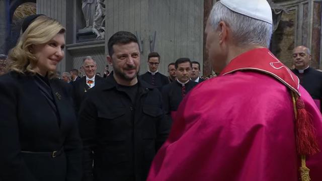 El presidente de Ucrania y su mujer saludan al Papa tras la misa de inicio de su pontificado.