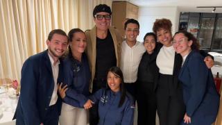 Chayanne junto al personal de sala del Tira do Playa en A Coruña.