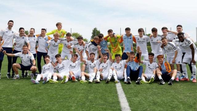 El Juvenil B del Real Madrid celebra su título de liga.