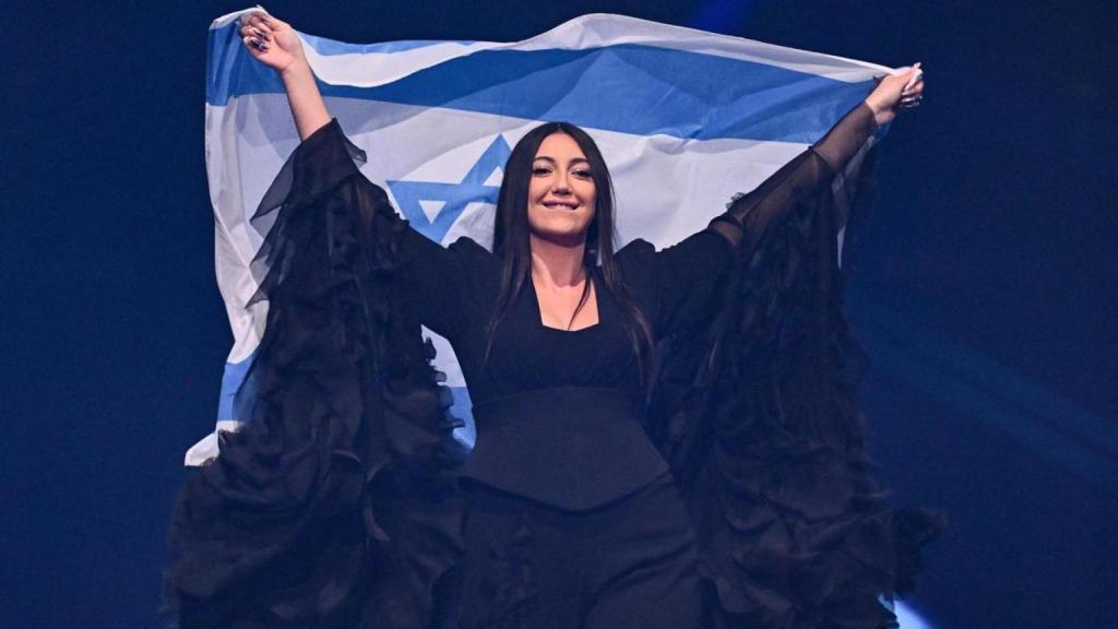 Yuval Raphael durante la 'Flag Parade' de la final del 69 Festival de Eurovisión en el St. Jakobshalle.