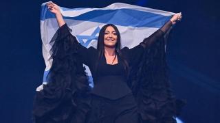 Yuval Raphael durante la 'Flag Parade' de la final del 69 Festival de Eurovisión en el St. Jakobshalle.