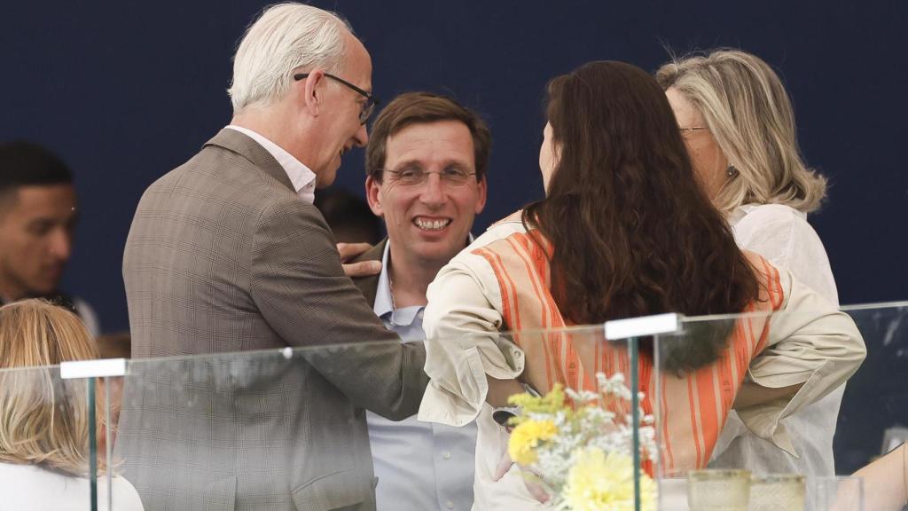 José Luis Martínez-Almeida y Teresa Urquijo en el palco de Longines.