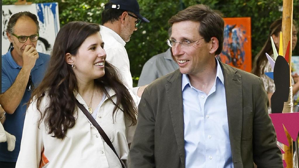 Teresa Urquijo y José Luis Martínez-Almeida, cómplices y felices en la hípica.
