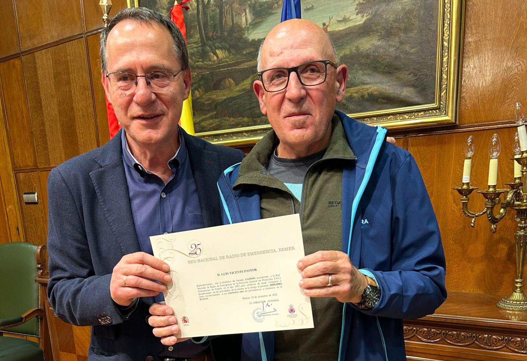 Luis Vicente Pastor recibiendo el reconocimiento del subdelegado del Gobierno en Zamora, Ángel Blanco