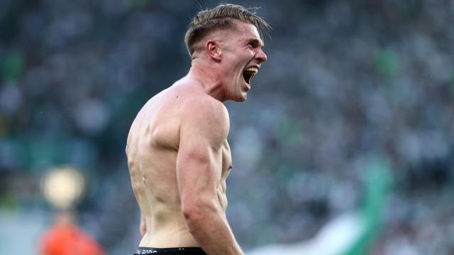 Viktor Gyokeres celebra un gol ante el Vitoria S.C.