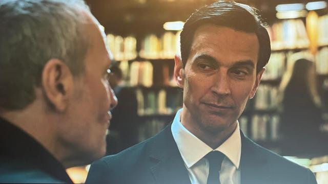 José Coronado interpreta al magnate de los medios de comunicación en la serie 'Legado', ante el presidente Sánchez (encarnado por el actor Fernando Cayo).
