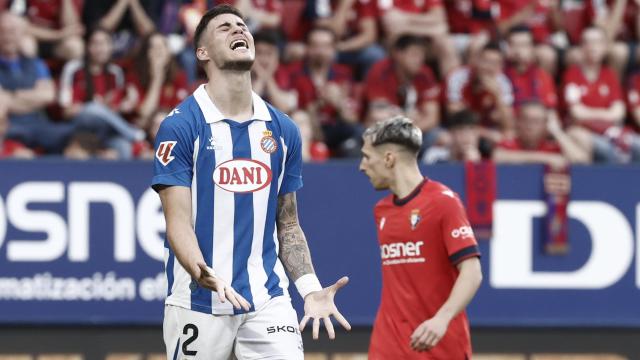 Roberto Fernández se lamenta por fallar una ocasión ante Osasuna.