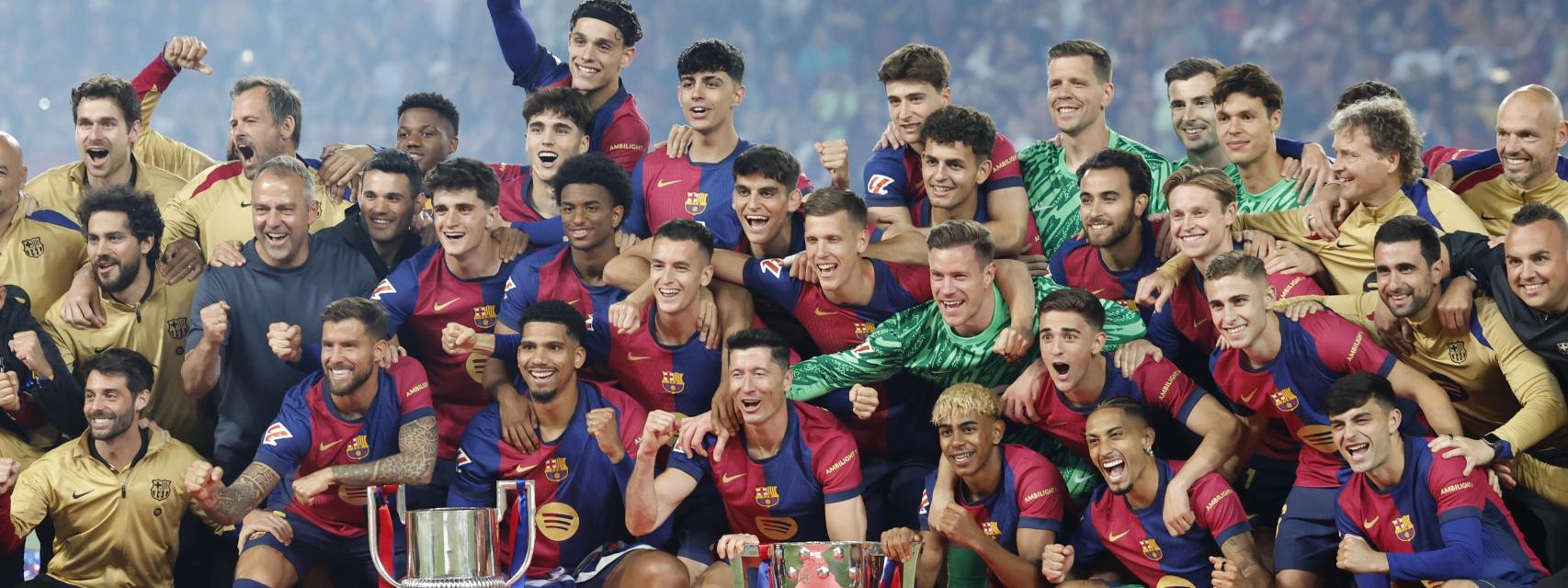 Los jugadores del FC Barcelona levantan el título de Liga.