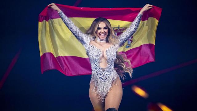 Melody, durante el desfile de banderas en la final de Eurovisión 2025.