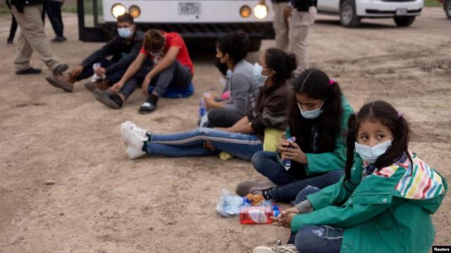 Menores no acompañadas que viajan solas desde Honduras, se sientan entre otros niños solicitantes de asilo mientras esperan ser transportados a una instalación de procesamiento de la patrulla fronteriza de EEUU..