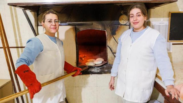 Las hermanas Rocío y Lidia, la cuarta generación al mando del horno de Puerto Serrano.