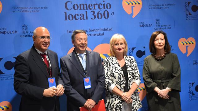 El presidente de Conferco, Adolfo Sáinz (2i), y la consejera de Industria, Comercio y Empleo de la Junta de Castilla y León, Leticia García (3i), posan durante el inicio del acto del I Congreso de Comercio de CyL