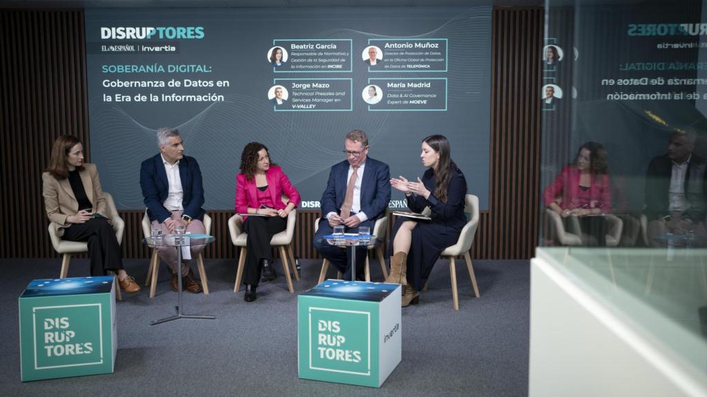 De izquierda a derecha: la responsable de Normativa y Gestión de la Seguridad de la Información de INCIBE, Beatriz García; el Technical Presales and Services Manager en V-Valley, Jorge Mazo; la redactora jefa de DISRUPTORES, Noelia Hernández; el director de Protección de Datos, en la Oficina Global de Protección de Datos de Telefónica, Antonio Muñoz; y la Data & AI Governance Expert en MOEVE, María Madrid.