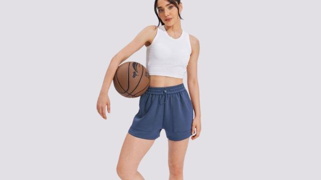 Cómodos, elásticos y fáciles de combinar: así son los pantalones cortos para hacer deporte de moda
