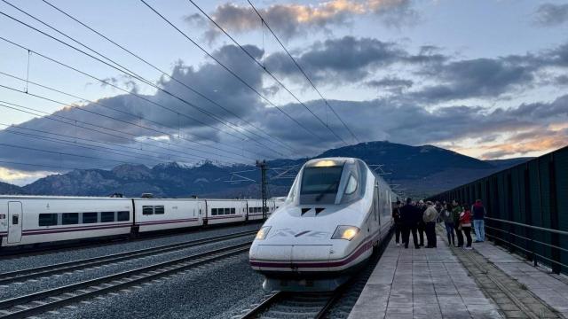 Tren de alta velocidad parado en el trayecto Valladolid-Madrid