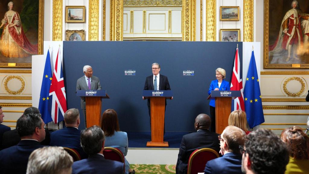 António Costa, Keir Starmer y Ursula von der Leyen, durante la rueda de prensa de este lunes en Londres
