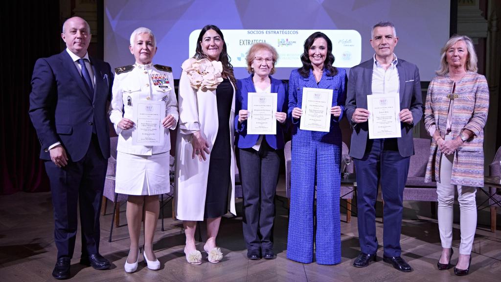 Los premiados Begoña Aramendía, presidenta del Tribunal Militar Central; Margarita del Val, investigadora en el Centro de Biología Molecular Severo Ochoa; Cruz Sánchez de Lara, vicepresidenta ejecutiva de EL ESPAÑOL y editora de Magas y ENCLAVE ODS; y Julio Di-Bella Roldán, especialista en medios de comunicación, sobre el escenario del salón de actos del Ateneo de Madrid.