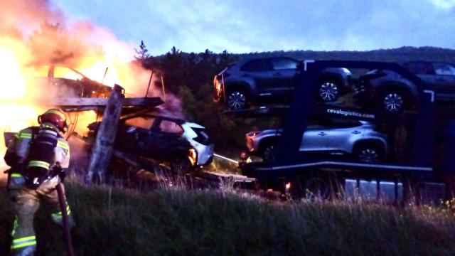 Arde un camión que transportaba vehículos eléctricos en la zona de La Bigonia