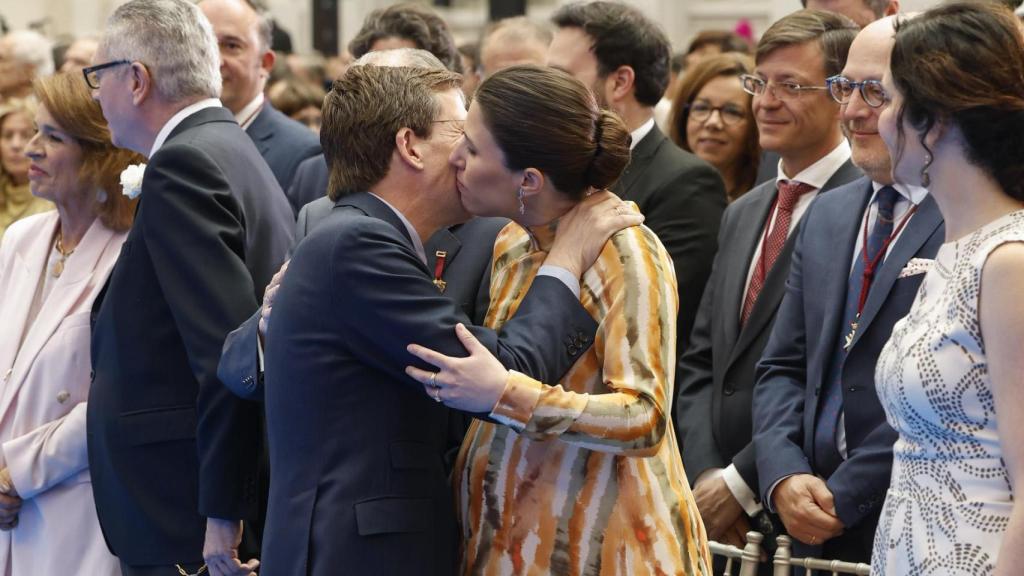 José Luis y Teresa se dieron un tierno beso, el último día de San Isidro.