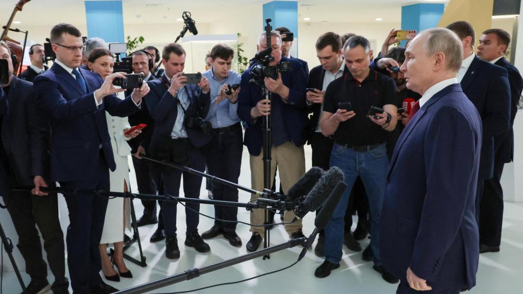 Vladímir Putin este lunes hablando con los periodistas.