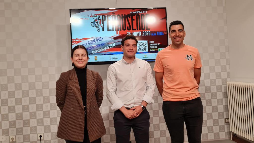La representante de la Fundación Caja Rural, Laura Huertos; el diputado de Juventud y Deportes, Juan del Canto Sevillano; y el presidente del club Peñausende MTB, Jesús Rodrigo Campo
