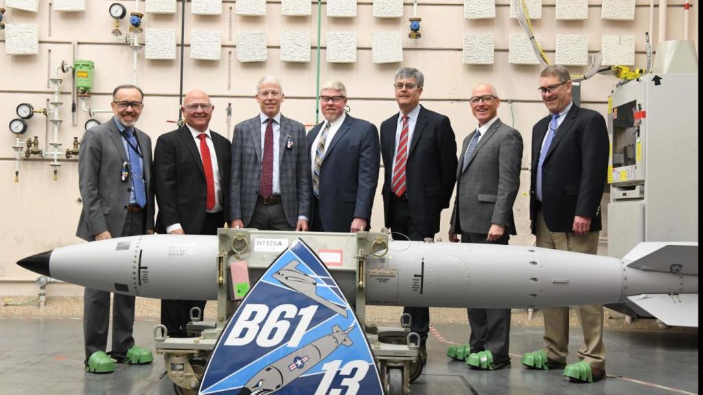 Ceremonia de finalización de la primera unidad de la bomba B61-13