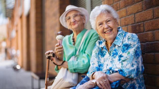 Dos señoras mayores tomando un helado