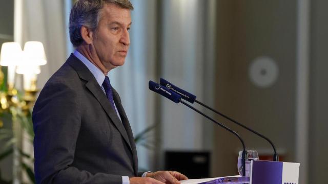 El presidente del PP, Alberto Núñez Feijóo, este martes en un desayuno informativo.