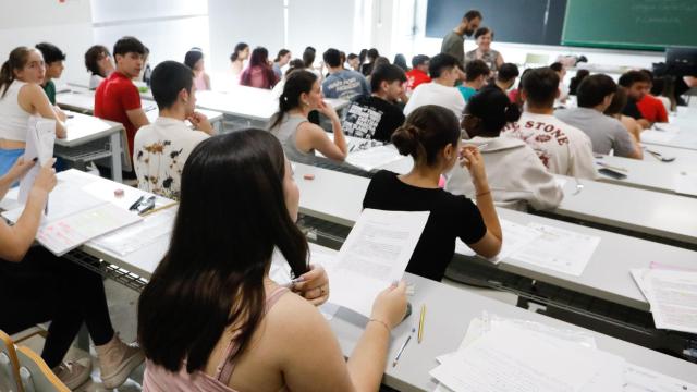 Estudiantes se examinan durante el primer día de las pruebas de la EBAU, imagen de archivo. Europa Press / Edu Botella