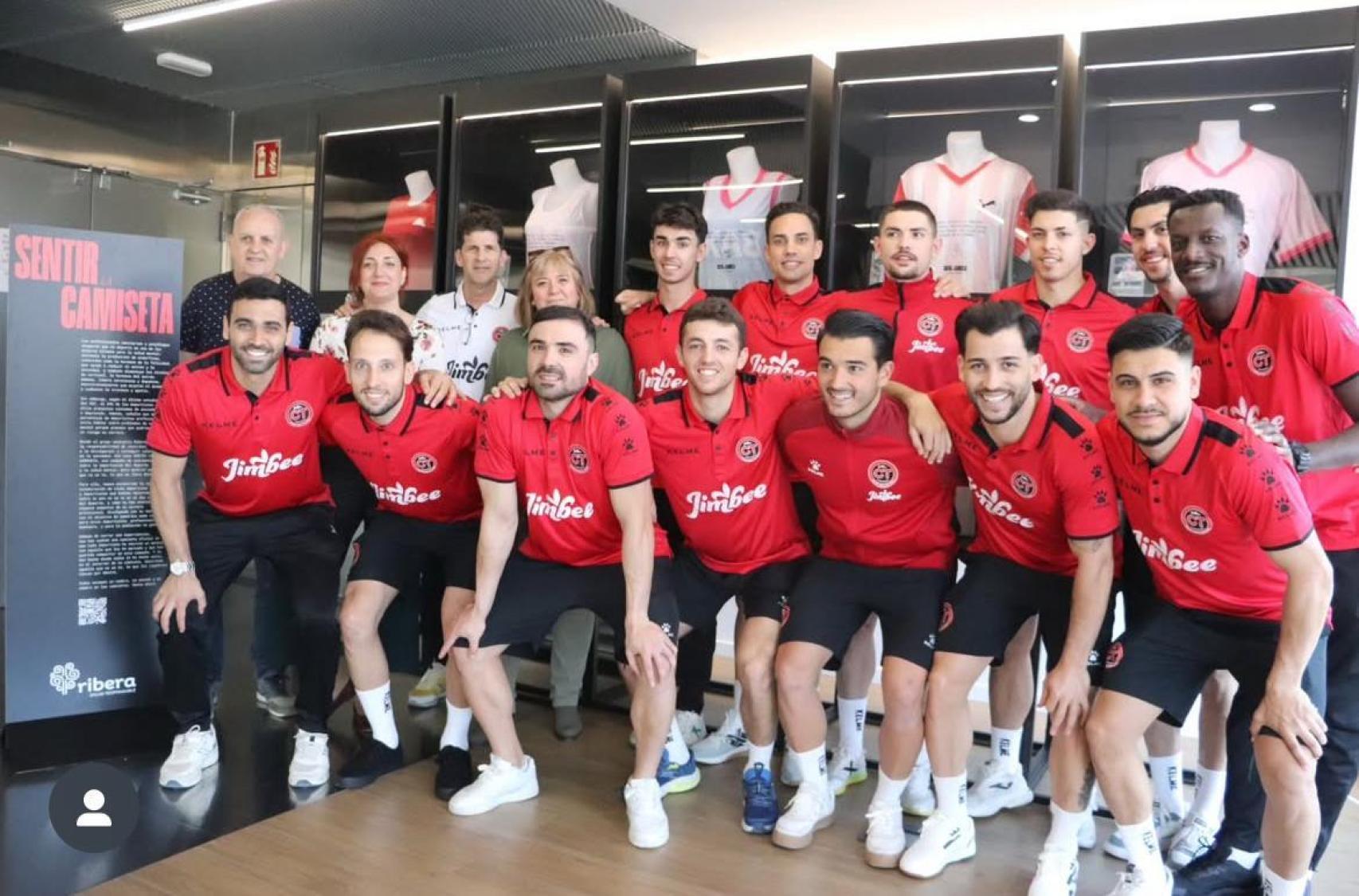 Jugadores del Jimbee Cartagena con la exposición de 'Sentir la Camiseta'.