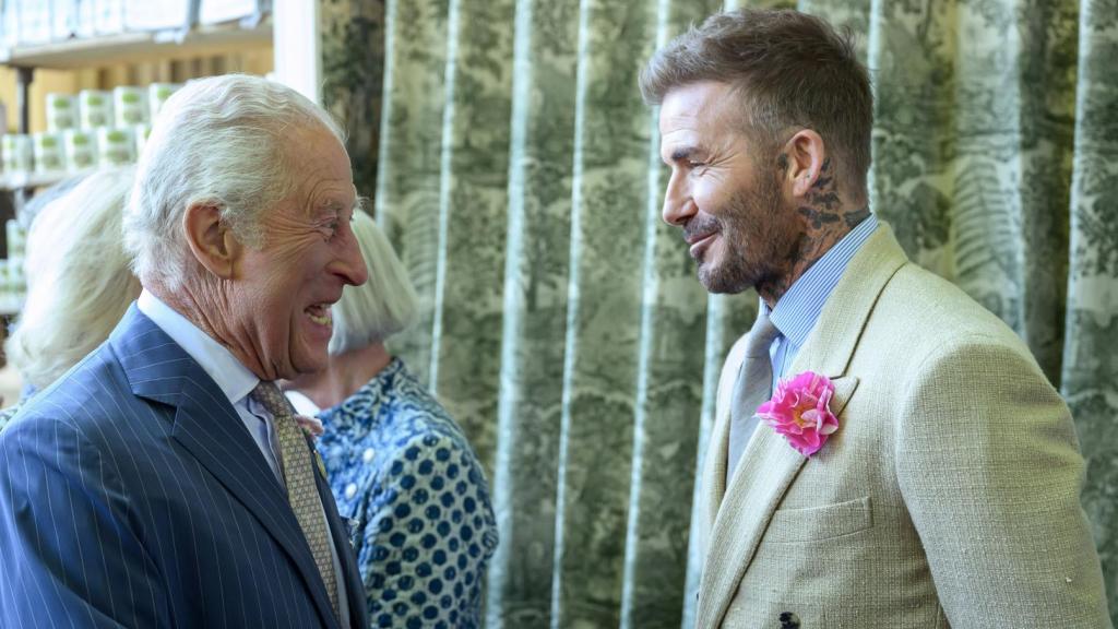 Rey Carlos III de Inglaterra y David Beckham, en Londres, este último 19 de mayo.