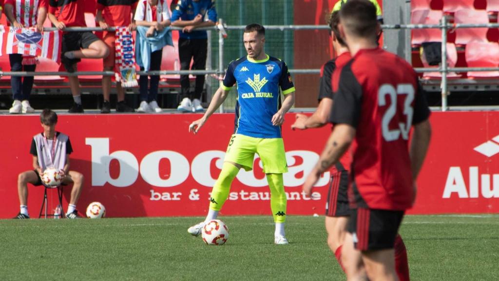 Víctor Mongil, con el balón, en su debut con el Atlético Tordesillas ante el Mirandés B