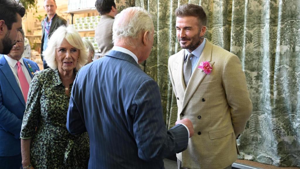 Los Kings Carlos III y Camila con David Beckham en el RHS Chelsea Flower Show.