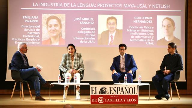 El jefe de sección de EL ESPAÑOL de Castilla y León, Chuchi Fernández, la directora del Servicio de Inserción Profesional, Prácticas, Empleo y Emprendimiento (Sippe) de la USAL, Emiliana Pizarro, el consejero delegado de Cursos Internacionales de la USAL, José Miguel Sánchez, y el doctor en Física y Máster en Sistemas Inteligentes Guillermo Hernández, durante la mesa redonda