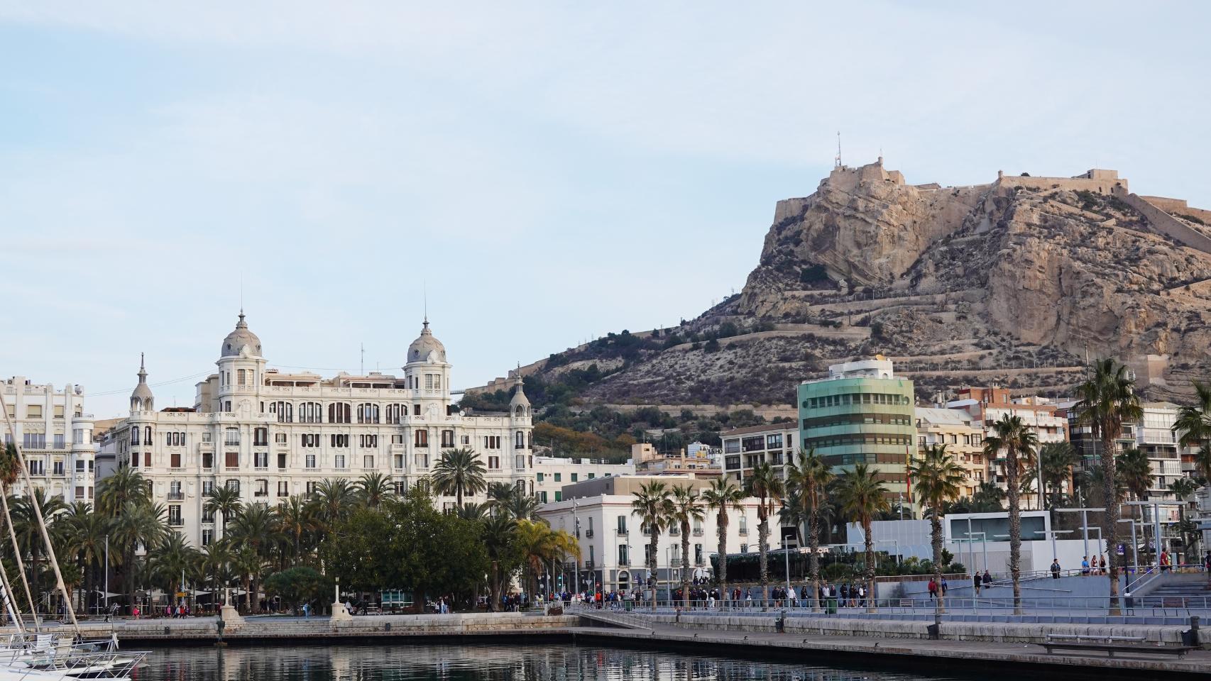 Vistas desde el puerto de Alicante.