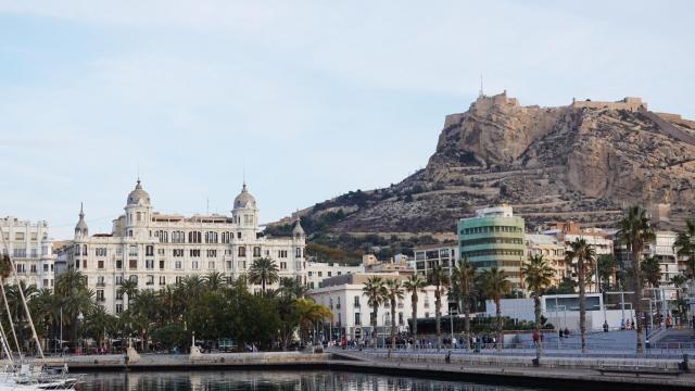 Vistas desde el puerto de Alicante.