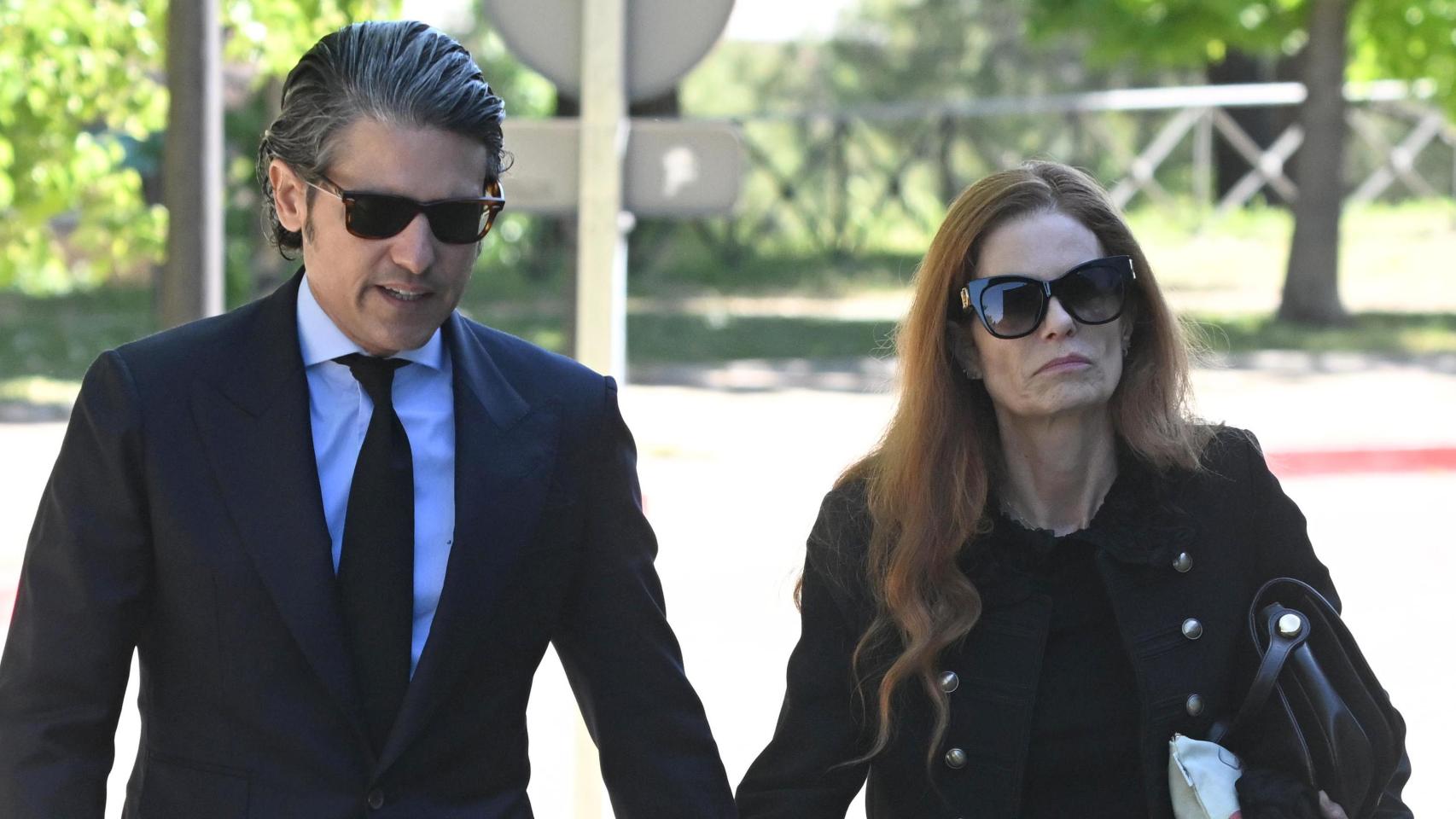 Olivia de Borbón, rota de dolor y arropada por su marido, asiste al último adiós de su padre, Francisco de Borbón y Escasany