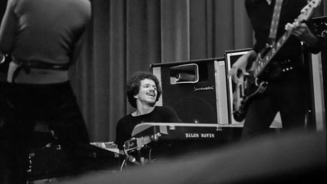Keith Jarrett tocando con Miles Davies el 18 de noviembre de 1971. Foto: WikiMedia Commons