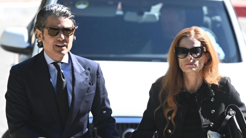 Olivia de Borbón, al llegar a la funeraria, el miércoles, junto con su esposo.