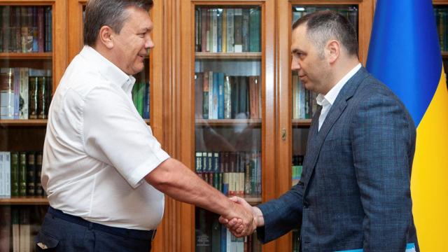 Fotografía de 2010 que recoge un apretón de manos entre el presidente ucraniano Víktor Yanukóvich y su asesor Andrei Portnov.