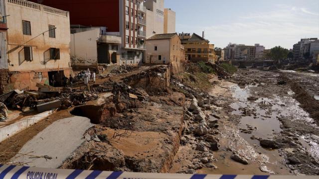 Imagen del barranco del Poyo a su paso por Paiporta tras la dana. Eduardo Manzana / Europa Press