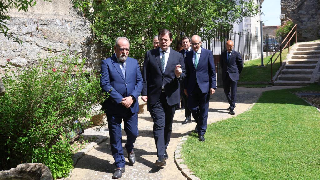 El presidente de la Junta, Alfonso Fernández Mañueco, a su llegada a la presentación del Plan Socioeconómico de La Raya