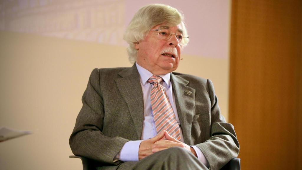 Román Álvarez Rodríguez, vicepresidente de Alumni y catedrático de Filología Inglesa, durante su intervención en el Foro ‘Salamanca, ciudad del Español’