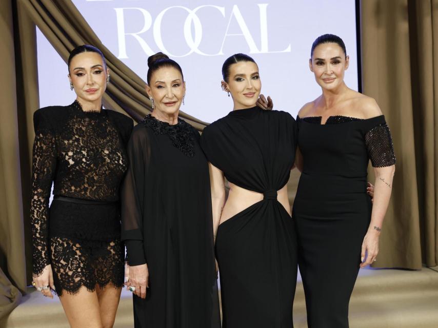 Vicky con su madre, Victoria, su hermana, Rocío, y su hija, Alba.