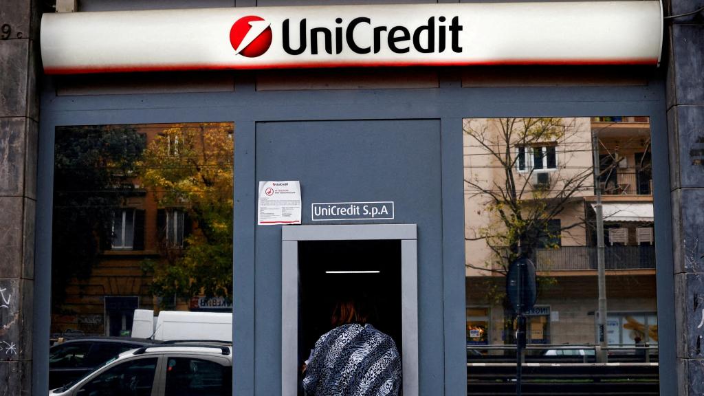 Una persona utiliza un cajero de UniCredit.