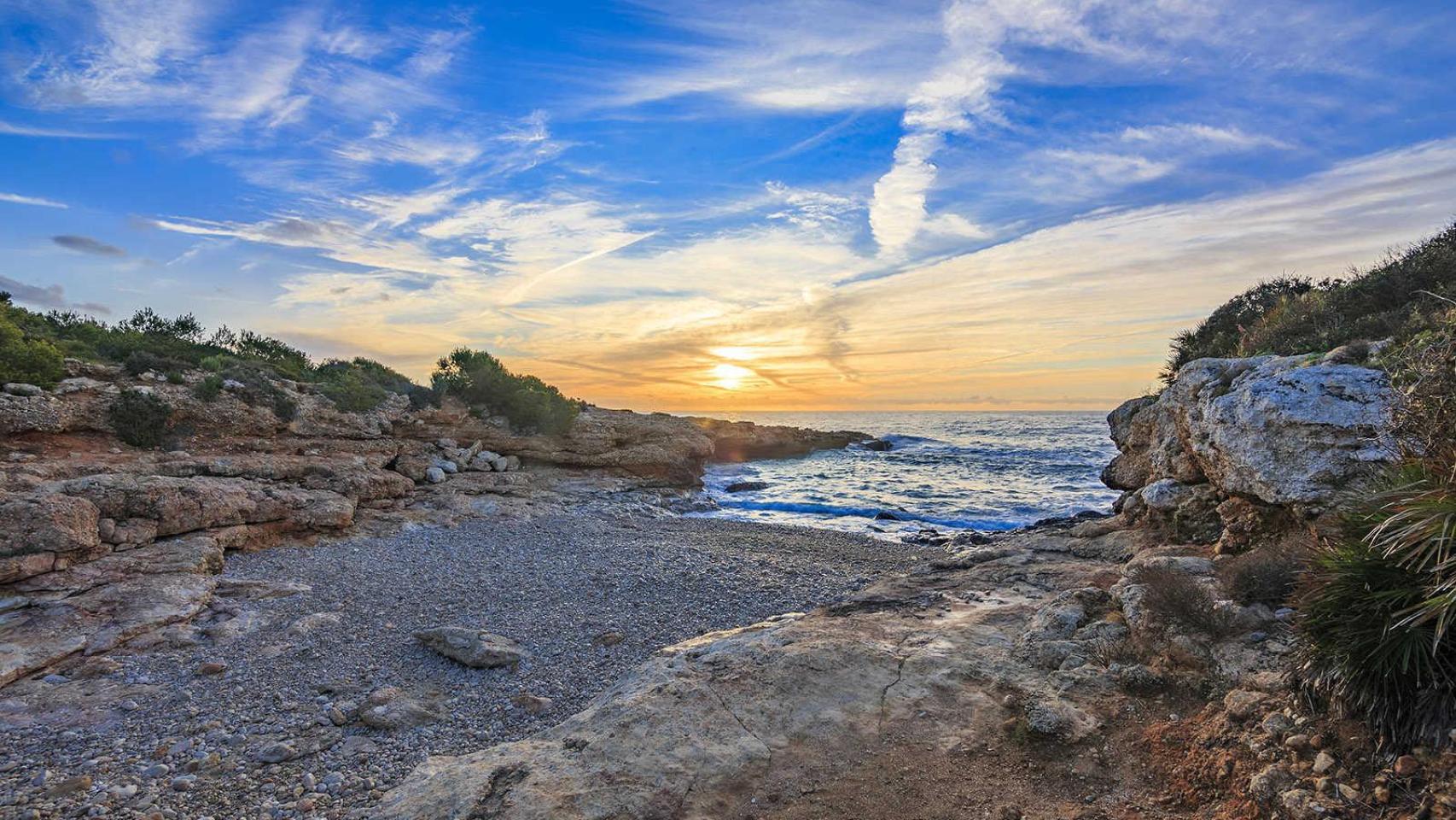 Cala a una hora de Valencia. Turisme CV