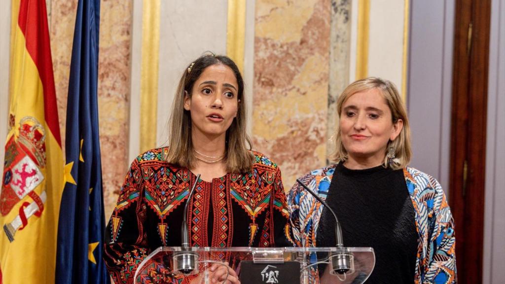 La diputada de Sumar, Tesh Sidi, ofrece una rueda de prensa tras una sesión plenaria, en el Congreso de los Diputados.