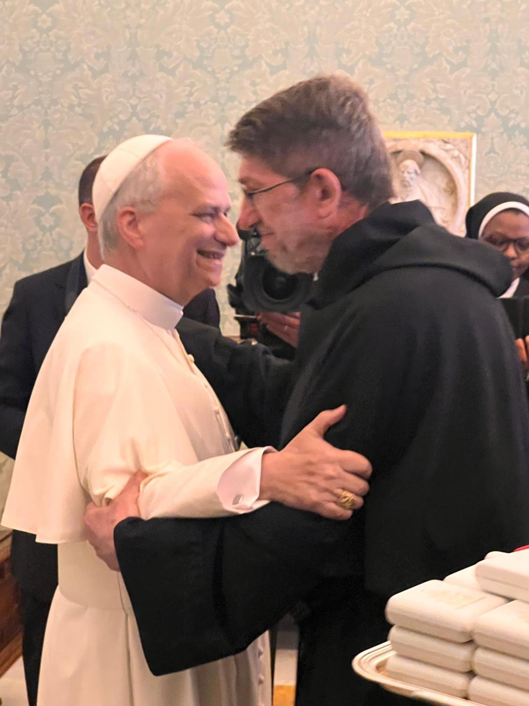 El papa León XIV abraza al prior general Alejandro Moral Antón.