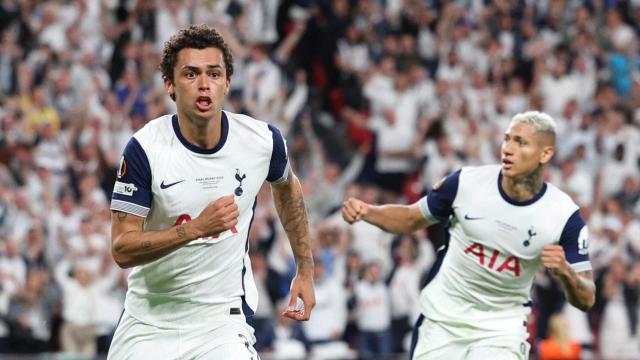 Brennan Johnson celebra su gol contra el Manchester United en la final de la Europa League.
