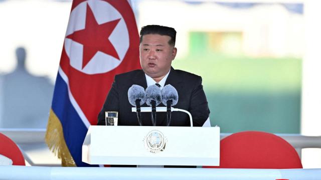 Kim Jong-un durante la ceremonia de botadura de otro destructor el pasado mes de abril.